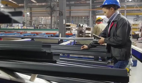 Dispositif d'essai de film pour profil&eacute;s en aluminium de rev&ecirc;tement en poudre