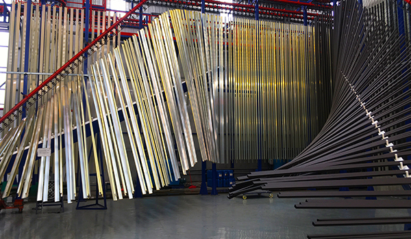 Urgent! Le grand navire avec un conteneur de grande taille est le feu.